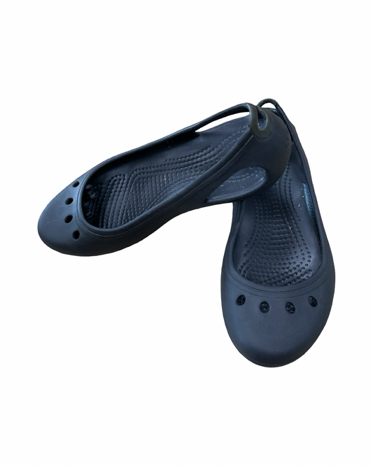 Shoes Flats By Crocs In Black, Size:5