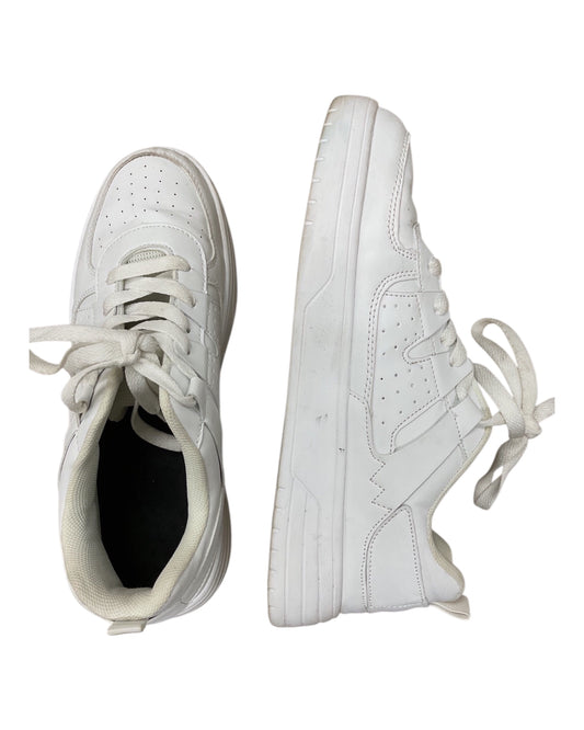 Shoes Sneakers By Clothes Mentor In White, Size:9.5