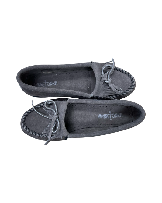 Shoes Sneakers By Minnetonka In Grey, Size:8