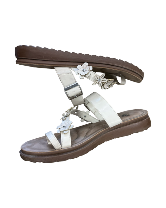 Sandals Flats By Clothes Mentor In Cream, Size:10
