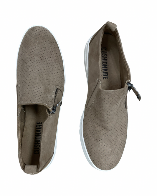 Shoes Sneakers By Cushionaire In Beige, Size:6.5