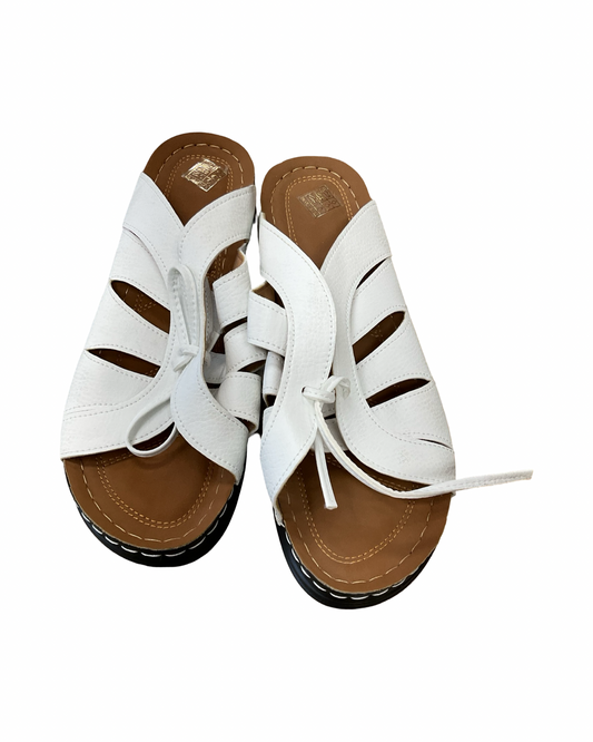 Sandals Flats By Clothes Mentor In White, Size:12.5