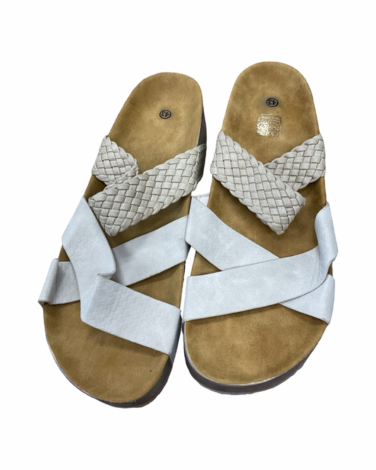 Sandals Flats By Clothes Mentor In Tan, Size:12.5