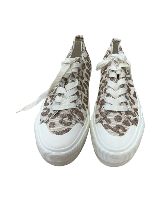 Shoes Sneakers By Clothes Mentor In Cream, Size:9