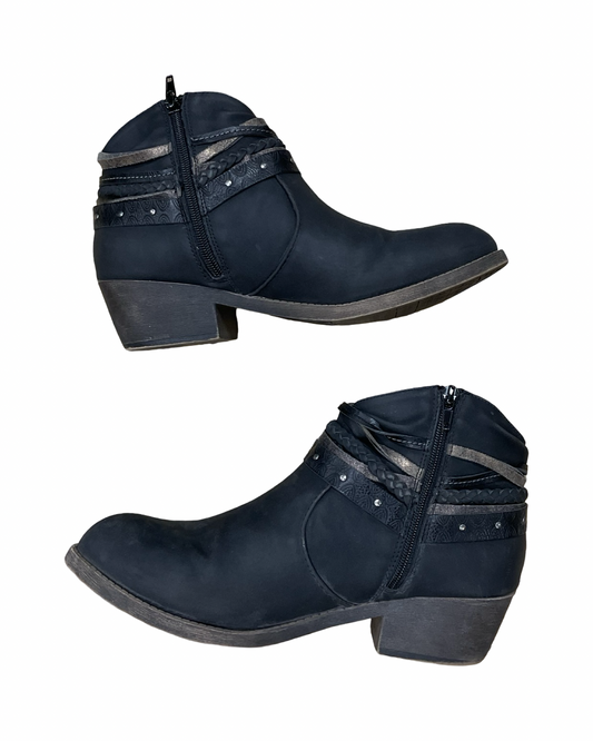 Boots Ankle Flats By Clothes Mentor In Black, Size:9.5